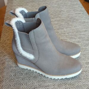 TOMS Maddie Cement Grey Suede Faux Shearling Trim Wedge Ankle Booties Lug Sole W